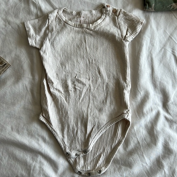 Bundle of 3 high-end baby onesies + romper - Picture 7 of 14